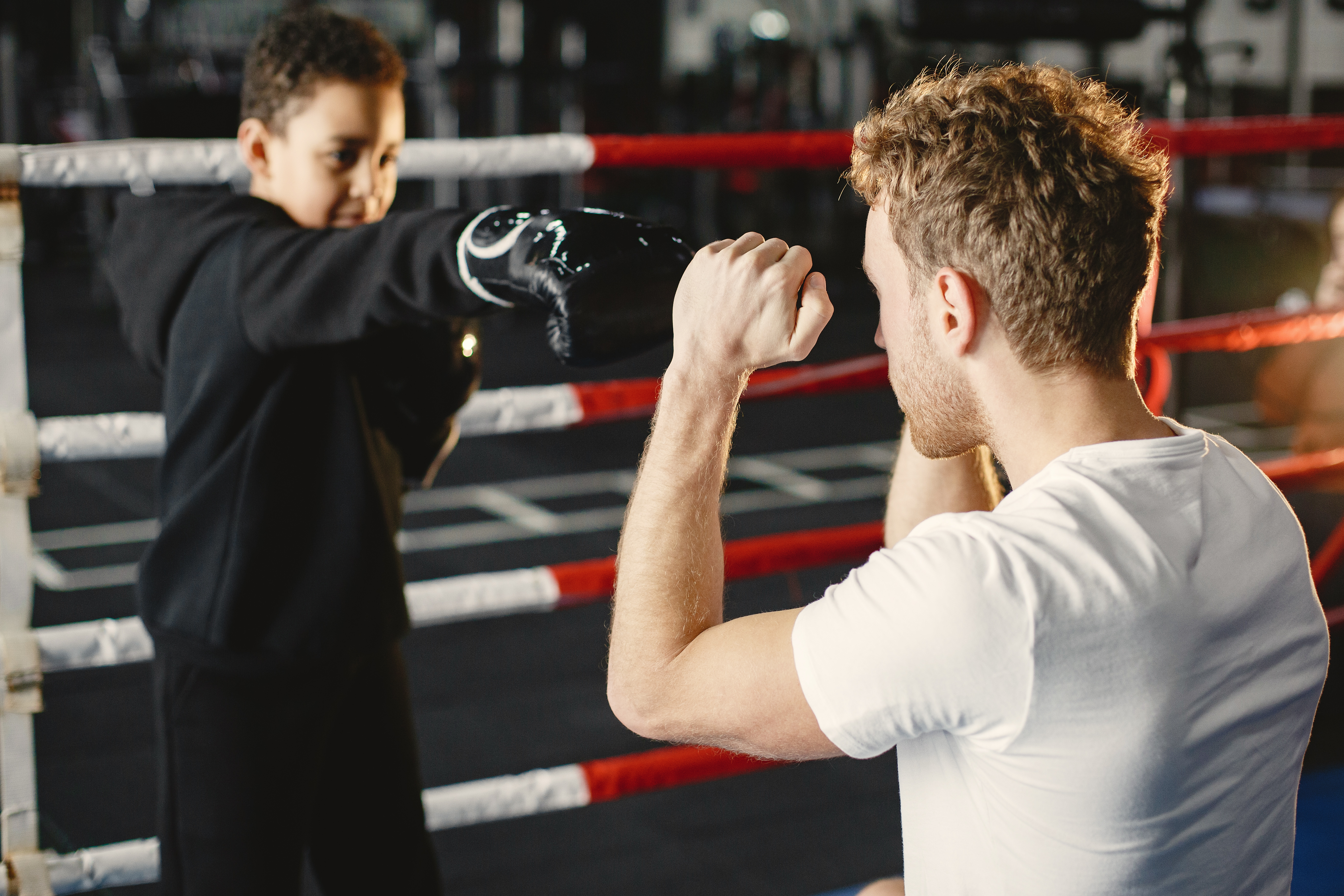 Inscrire son enfant dans un club de boxe pour commencer un sport à